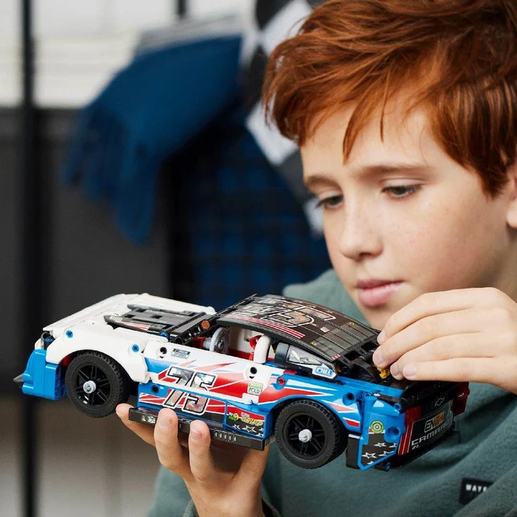 LEGO Technic 42153 'NASCAR Next Gen Chevrolet Camaro ZL1', 672 Teile, ab 9 Jahren – Bild 3