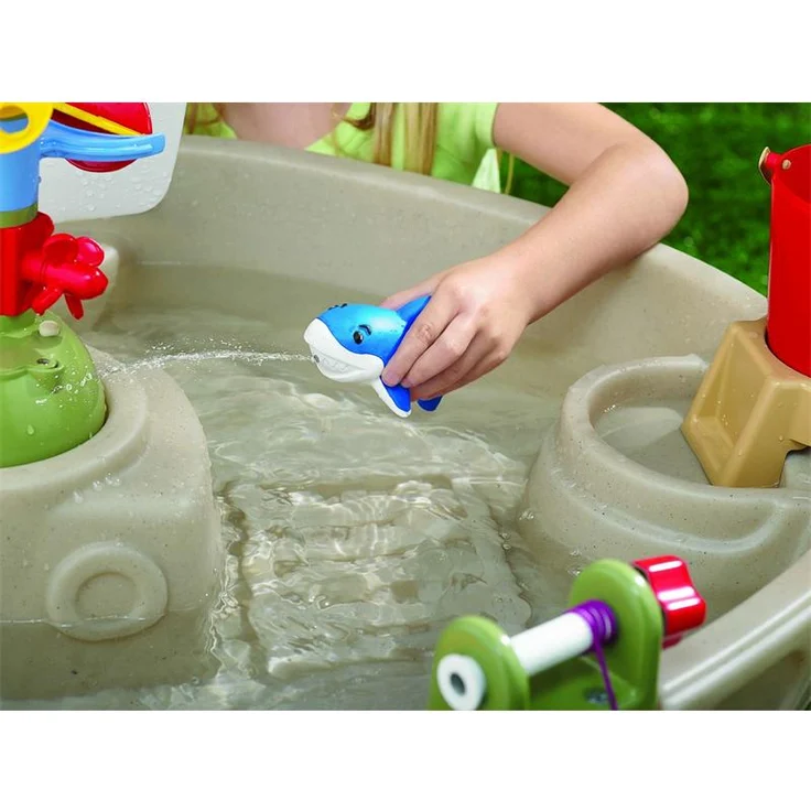 Little Tikes 'Anchors Away' Wasserspieltisch in Piratenschiff-Design, ab 18 Monaten, mit Wasserwerfer, zwei Figuren und einem Spritz-Hai, robust und stabil – Bild 4