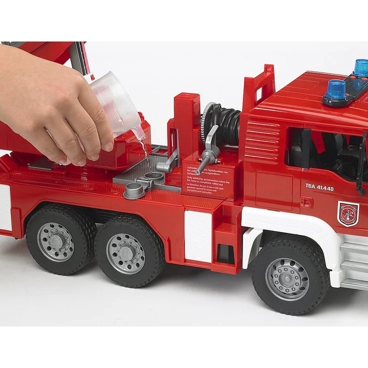 Bruder 02771 'MAN TGA Feuerwehr' Spielzeugauto, mit Drehleiter, Wasserpumpe und Light and Sound Module, inkl. Batterie, 47,0 × 17,5 × 24,2 cm, ab 4 Jahren – Bild 3