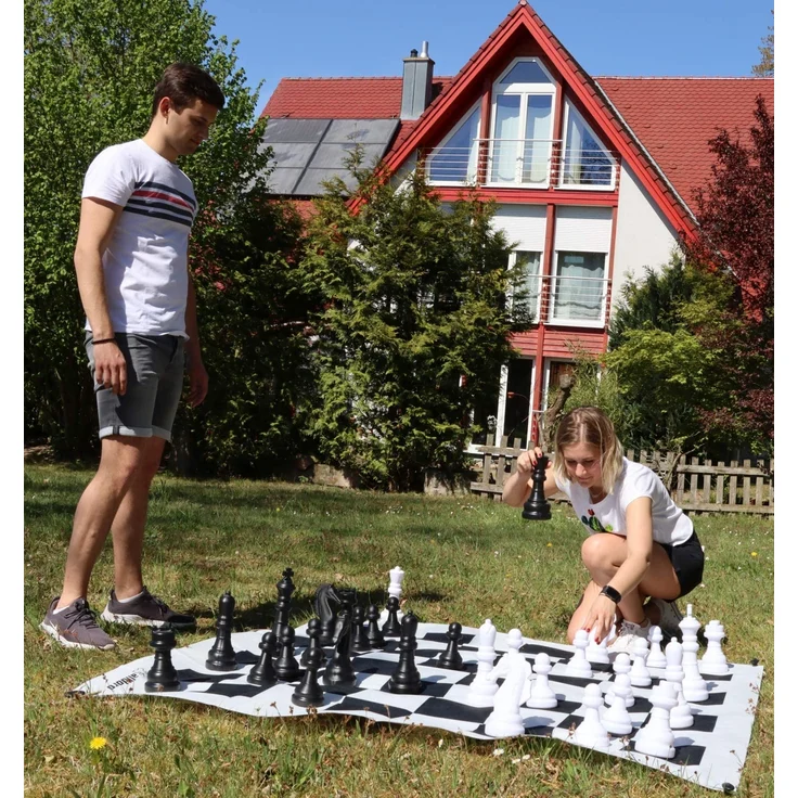 alldoro 60080 'Garten Schach', Outdoor Schachspiel, Gartenschach mit 32 Schachfiguren, Tragetasche, große Spielmatte (158 x 158 cm) mit Schachbrett Muster, ab 3 Jahre – Bild 4