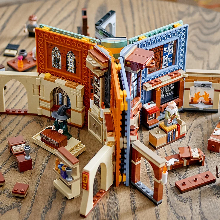 LEGO Harry Potter 76385 'Hogwarts™ Moment: Zauberkunstunterricht', 256 Teile, ab 8 Jahren, Bauset in Buchform – Bild 8