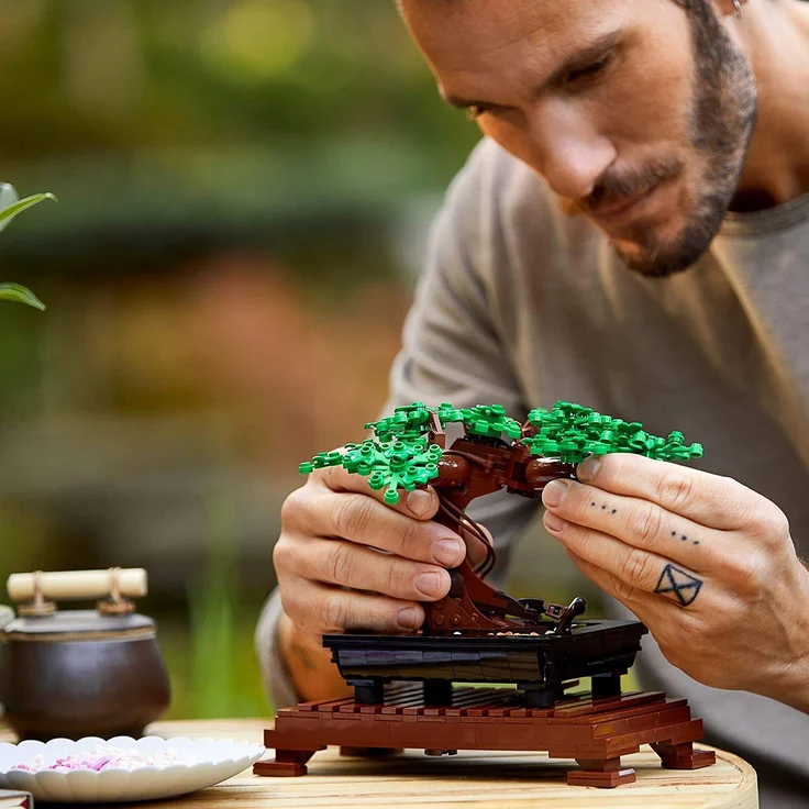 LEGO Icons 10281 'Bonsai Baum', 878 Teile, ab 18 Jahren, inkl. klassischen grünen Blättern und rosafarbenen Kirschblüten – Bild 13