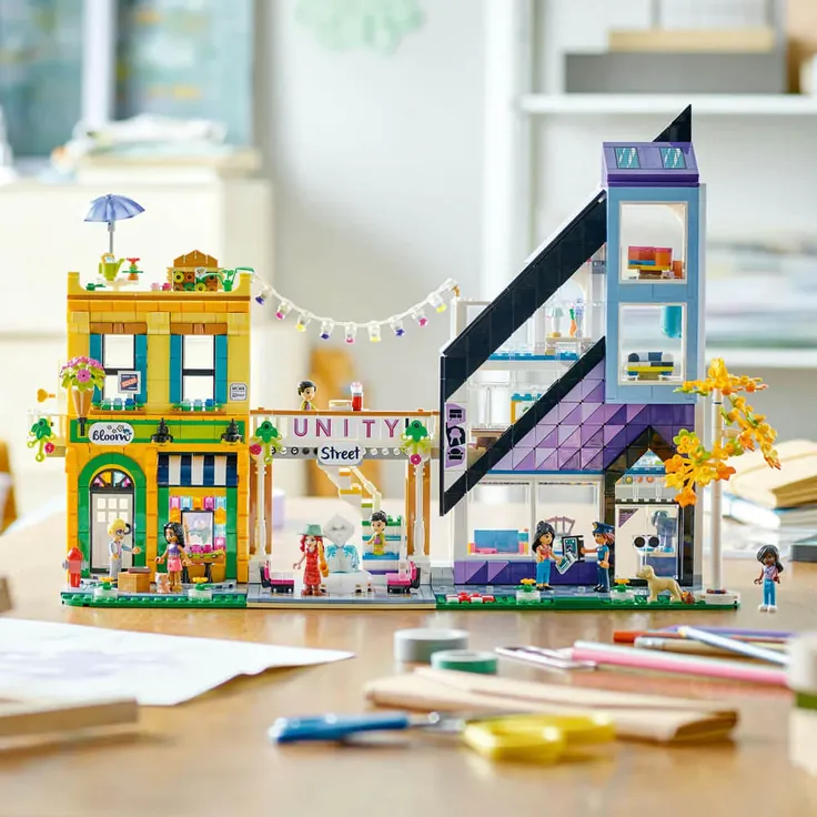 LEGO Friends 41732 'Stadtzentrum', 2010 Teile, ab 12 Jahren – Bild 4
