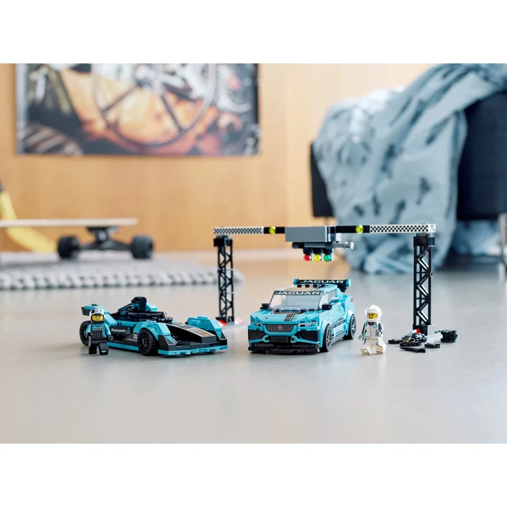 LEGO Speed Champions 76898 'Formula E Panasonic Jaguar Racing GEN2 car & Jaguar I-PACE eTROPHY', 565 Teile, ab 8 Jahren – Bild 9