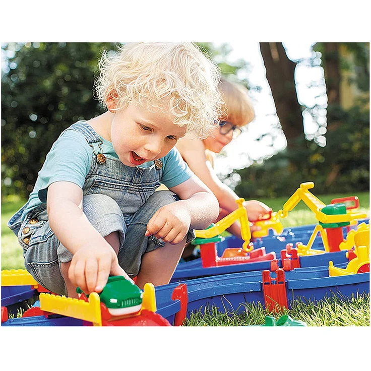 AquaPlay 'Aquabox mit Schleuse' Wasserbahn, 85 x 65 x 22 cm, inkl. Kran, Wasserrad, Amphibienauto und Spielfigur, LockBox – Bild 11