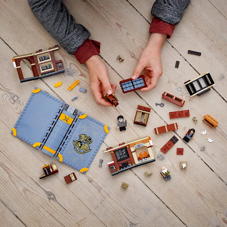 LEGO Harry Potter 76385 'Hogwarts™ Moment: Zauberkunstunterricht', 256 Teile, ab 8 Jahren, Bauset in Buchform – Bild 9
