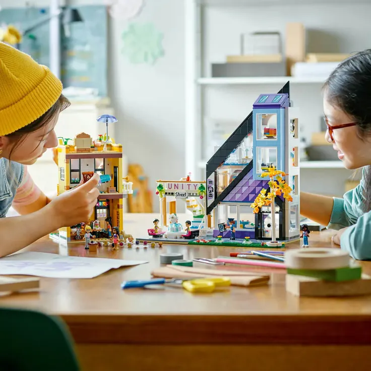 LEGO Friends 41732 'Stadtzentrum', 2010 Teile, ab 12 Jahren – Bild 3