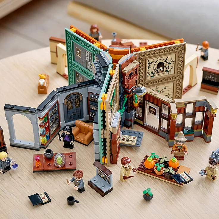 LEGO Harry Potter 76384 'Hogwarts™ Moment: Kräuterkundeunterricht', 233 Teile, ab 8 Jahren, Bauset in Buchform – Bild 14