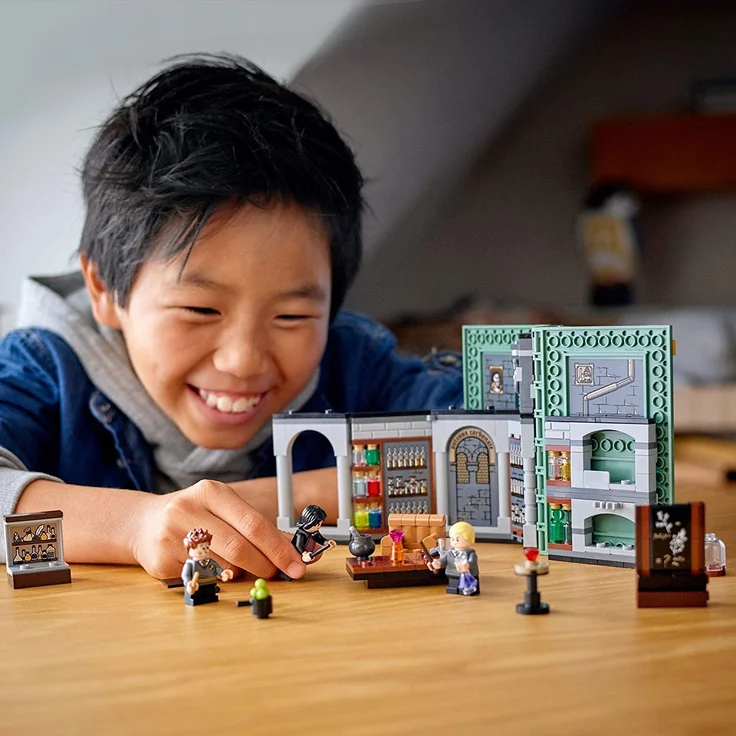 LEGO Harry Potter 76383 'Hogwarts™ Moment: Zaubertrankunterricht', 271 Teile, ab 8 Jahren, Bauset in Buchform – Bild 7