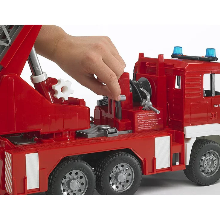 Bruder 02771 'MAN TGA Feuerwehr' Spielzeugauto, mit Drehleiter, Wasserpumpe und Light and Sound Module, inkl. Batterie, 47,0 × 17,5 × 24,2 cm, ab 4 Jahren – Bild 4