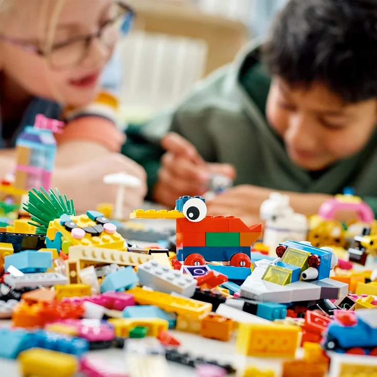 LEGO Classic 11021 '90 Jahre Spielspaß', 1100 Teile, ab 5 Jahren – Bild 5
