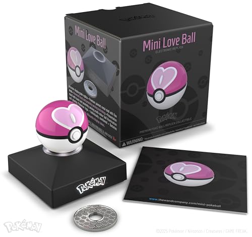 The Wand Company Pokémon Diecast Replik Mini Sympaball Love Ball, hochwertiger Mini-Pokéball mit Berührungs- und Näherungssensor, inklusive beleuchtetem Displayständer und versilbertem Sammeltoken