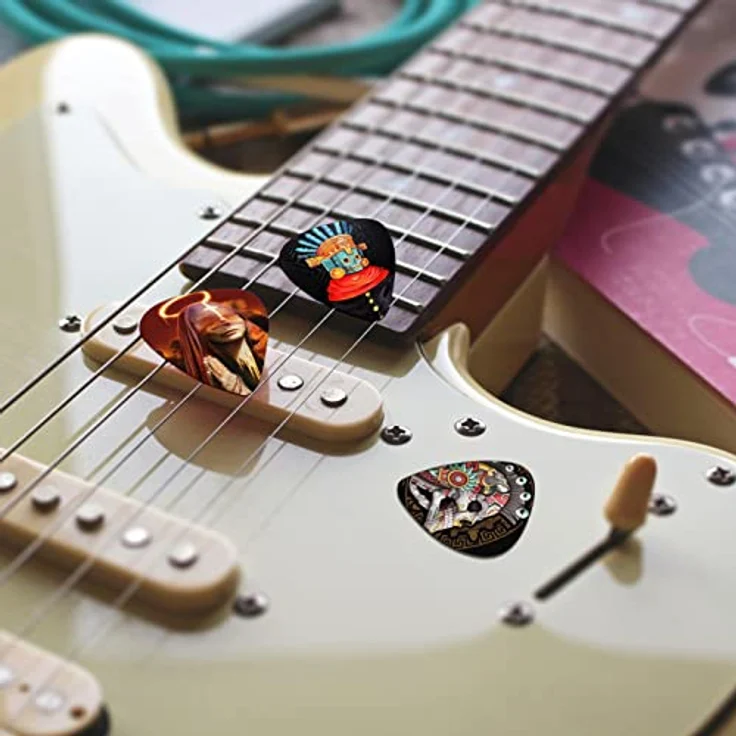 K KAREZOG Guitar Picks, 24 Stück Zelluloid Plektrum mit 4 verschiedenen Stärken (0.46/0.71/0.96/1.20mm) für Akustikgitarre, E-Gitarre, Bass und Ukulele in Geschenkbox – Bild 2