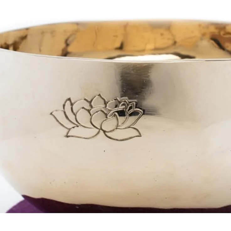 Klangschalen-Center Tibetische Klangschale mit Lotus-Gravur, 750-800 g, hochglanzpoliert, handgeschmiedet, inkl. 2 Klöppel und Filzpad, Fair Trade aus Nepal – Bild 2