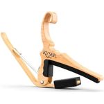 Kyser Quick-Change Capo, Kapodaster für Akustikgitarre, ahornfarbig, leichte Aluminiumausführung, einhändige Bedienung