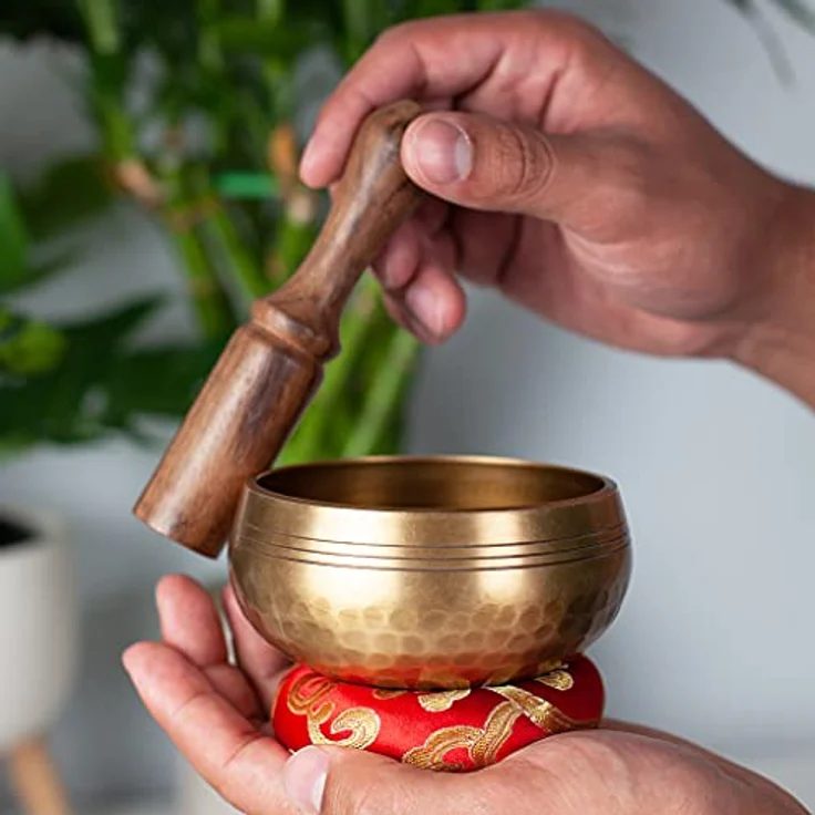 HIMALAYAN BAZAAR Tibetische Klangschalen Set, 3.5 Zoll – Authentische Handarbeit für Meditation und Yoga, inklusive Seidenkissen und Schlägel, ideales Geschenk für Frauen – Bild 4