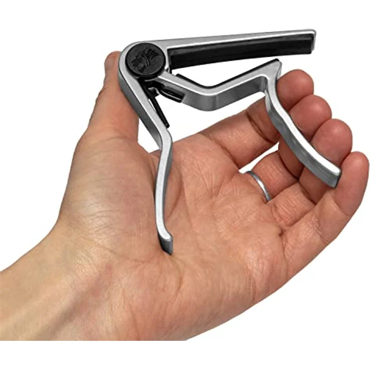 TIGER Einhand-Triggercapo, Universal-Gitarrencapo für Akustische, Klassische und E-Gitarre sowie Bassgitarre, ergonomisches Design, leicht zu handhaben, Chrome – Bild 4