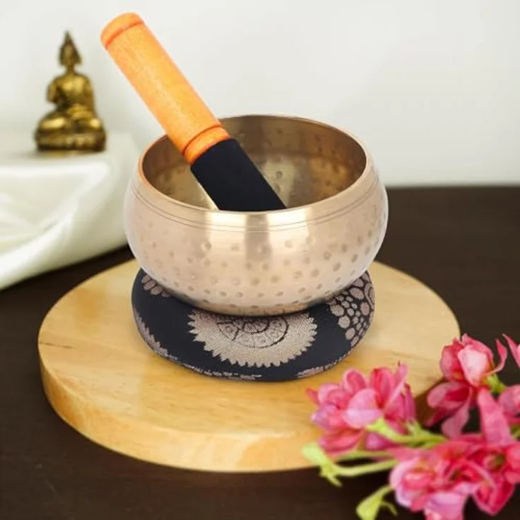 Zap Impex Tibetische Klangschale 11,4 cm, handgefertigt für Meditation, Yoga und Klangtherapie, Set mit Kissen und Holzschlägel (Farbe variabel) – Bild 2