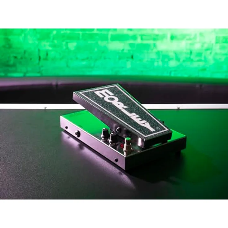 Morley Cliff Burton Power Fuzz Wah, Wah und Fuzz Effektpedal im Distressed Chrome Finish mit 15 dB Pegelregler und Elektro-optischem Design