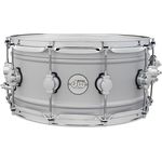 DW 14"x6,5" Design Aluminium Snare Drum, 1mm Wandstärke, mattes Finish, MAG Snare Abhebung, Triple Flanged Spannreifen, True Pitch Spannschrauben, DW Remo Felle