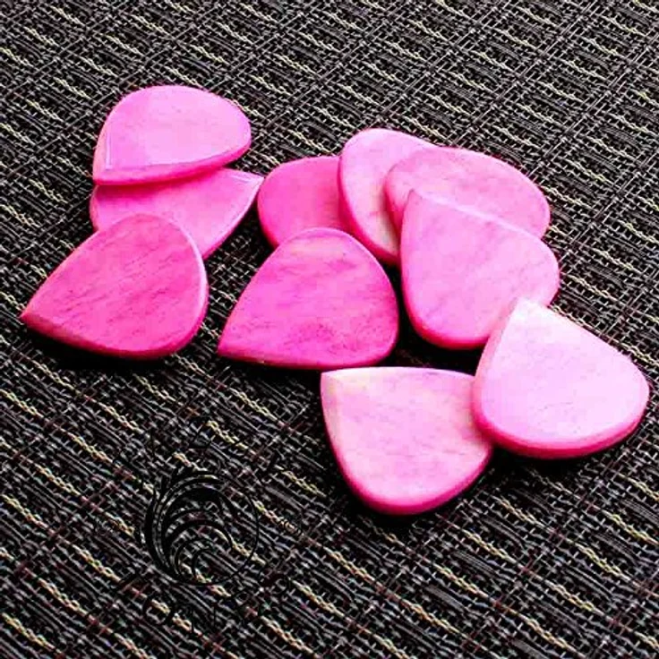 Timber Tones Jazzy Tones PB1, Plektrum aus gefärbtem Buffalo Bone, pink, für akustische und elektrische Gitarre – Bild 2