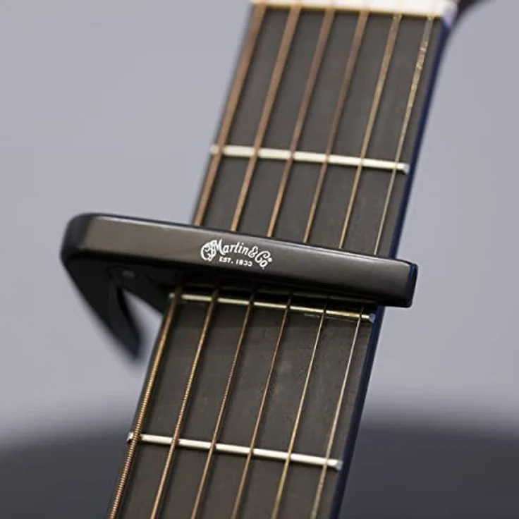 Martin Guitar Capo, Kapodaster für 6-saitige Akustikgitarren, schwarz mit präzisen Gummipads und optimalem Klemmdruck – Bild 2