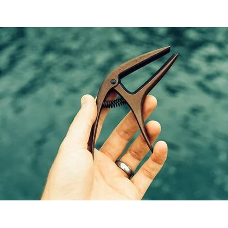 Ernie Ball Axis Capo Black, Kapodaster für 6- und 7-saitige Gitarren, einhändig bedienbar, leichtgewichtiges Aluminium – Bild 2