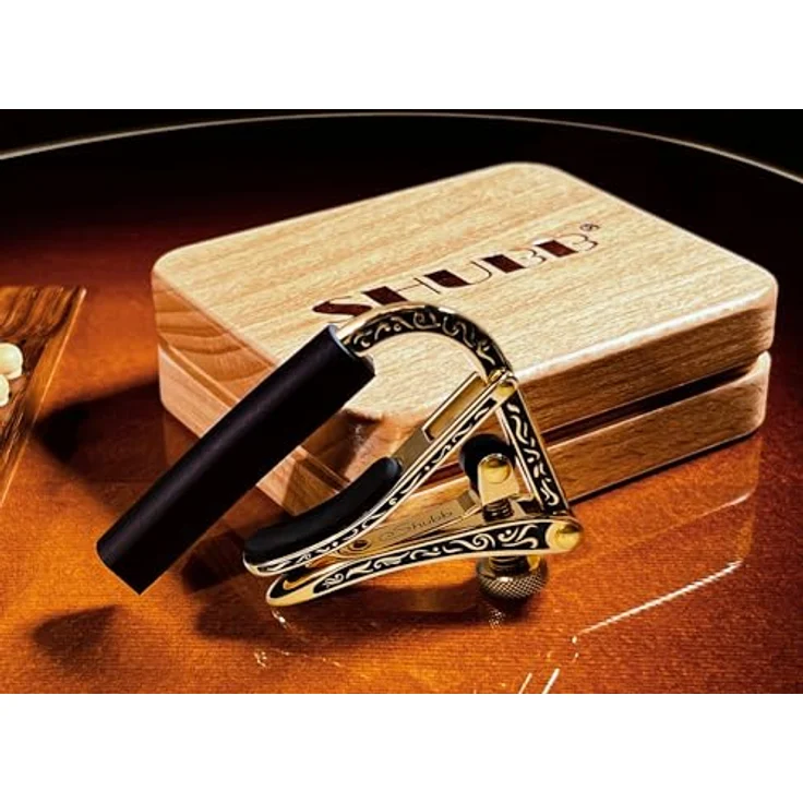 Shubb eC1b Sequoia, Kapodaster für Akustik-/E-Gitarre, polierter Messing mit gravierter Oberfläche, Gold – Bild 2