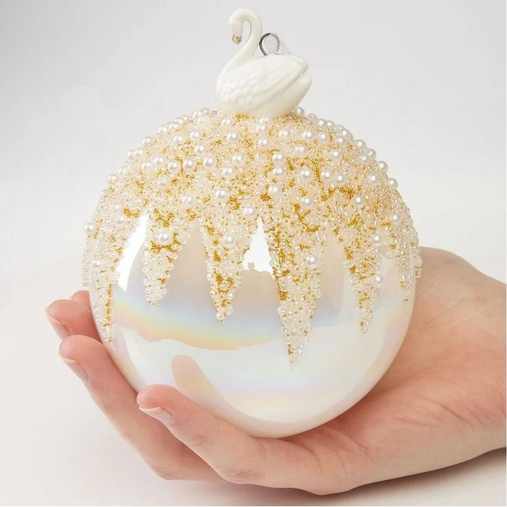 BRUBAKER Weihnachtsbaumkugel Premium Weihnachtskugel in Perlmutt Farbe - 10 cm Baumkugel aus Glas (1 St), Handarbeit - Christbaumschmuck mit Porzellan Figur Schwan oder Krone – Bild 3
