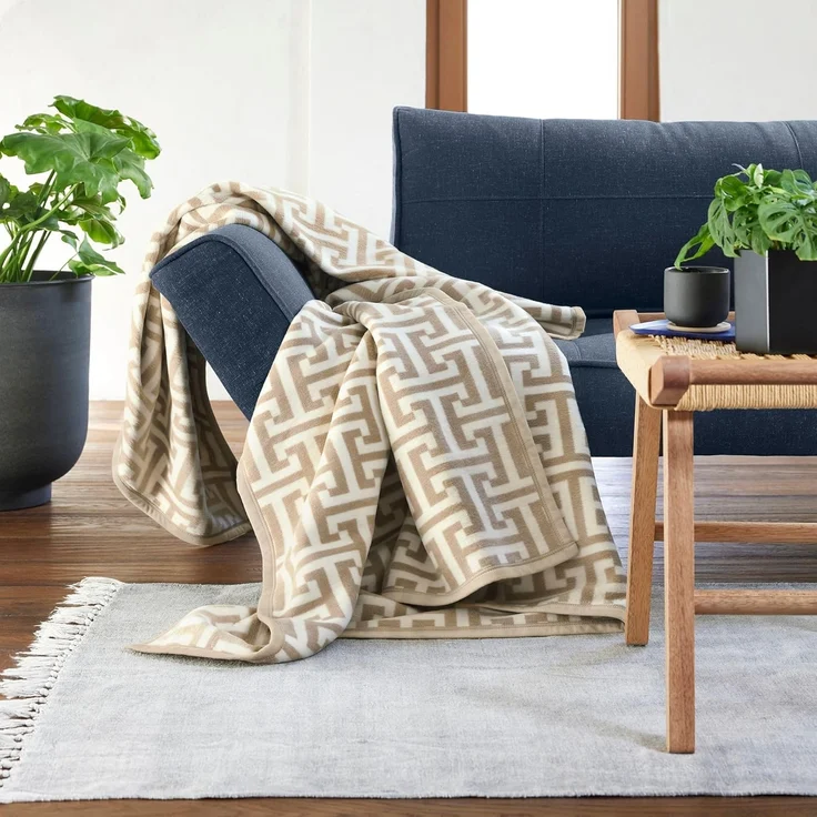 Wohndecke Jacquard Decke Cambridge, IBENA, mit schlichtem Labyrinth-Monogramm – Bild 2
