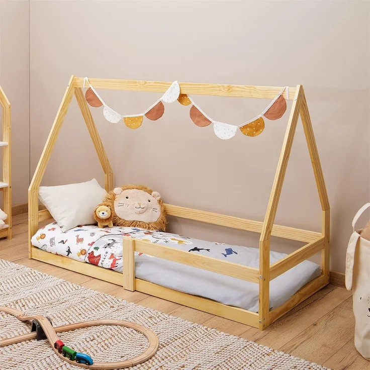 IDIMEX Hausbett TAMI Kinderbett in Hausform, 70x140 cm, Natur, Kiefernholz Kinderbett mit Rausfallschutz, ideal zum Schlafen und Spielen, Bodenbett, Montessori – Bild 1