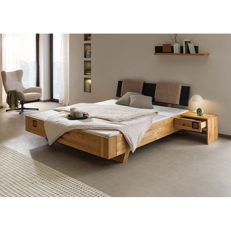 Bett inkl. Nachttisch rechts und Kopfteilkissen taupe Wildeiche 160x200x86 natur geölt/lackiert KITZBÜHEL #261 – Bild 4