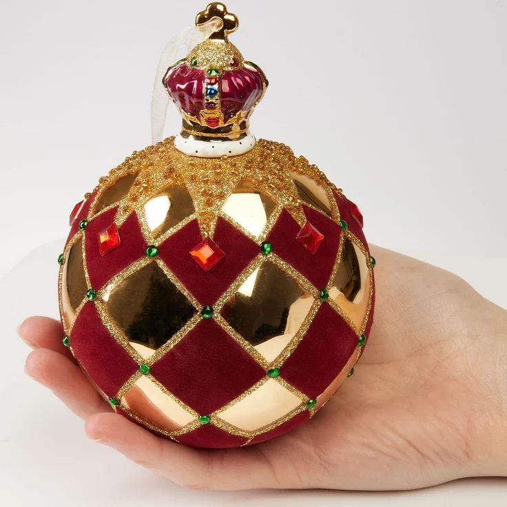 BRUBAKER Weihnachtsbaumkugel Premium Weihnachtskugel "Royal King" - Königliche Baumkugel Gold Rot (1 St), Kariert mit Samt, Glitzer und Krone - 14 cm große Baumkugel aus Glas – Bild 3