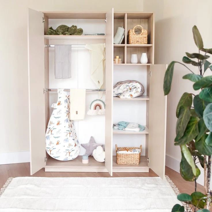 roba Kinderkleiderschrank Elva 3-türig mit offenen Fächern - Babyzimmer Schrank mit 2 Kleiderstangen & Einlegeböden - Schrank mit Soft-Close-Türen - Cashmere / Virginia Chestnut – Bild 6