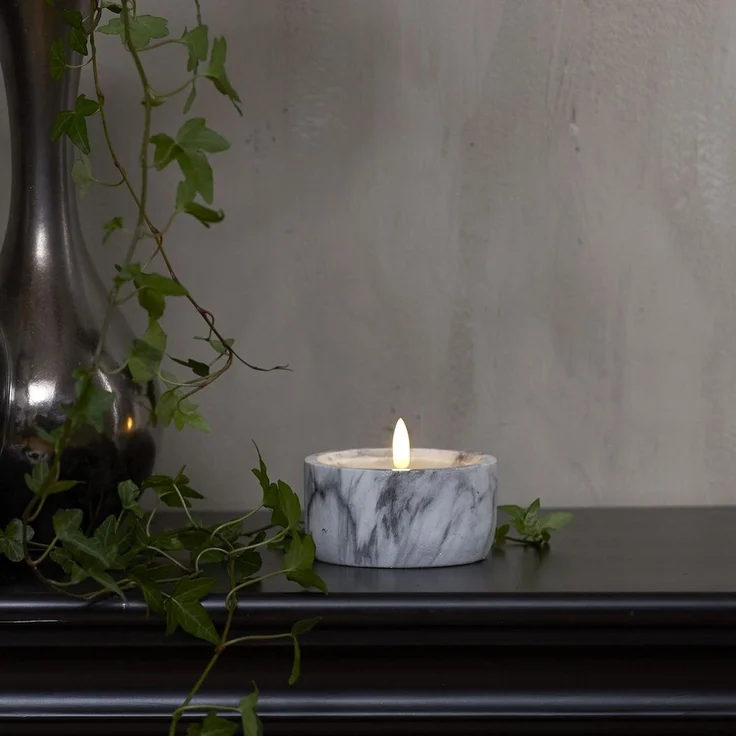 Beton-Kerze ,Flamme Marble', Votivkerze in Marmor-Optik, Batterie + Timer, warmweiß, H 10cm – Bild 2