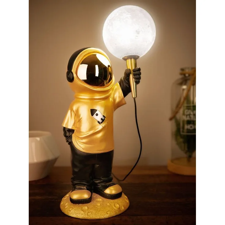 BRUBAKER LED Nachttischlampe Astronauten Tischlampe - 46 cm Weltraum Tischleuchte, mit USB-C Stecker, LED fest integriert, Handbemalte Dekofigur Statue mit Mond Lampe - Gold und Schwarz