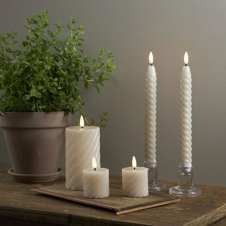 LED Stabkerzen ,Flamme Swirl' aus Echtwachs, 2er-Set, grau-braun – Bild 4