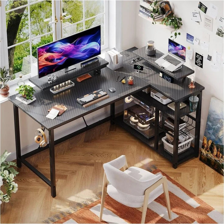 Furnicopia Eckschreibtisch L-förmiger Gaming-Schreibtisch mit Stauraum, Steckdosen und LED (120/140 cm großer Schreibtisch mit zwei Monitorhalterungen, zwei Ablagen, einer verstellbaren Ablage, einem Becherhalter und einem Kopfhörerhalter) – Bild 1