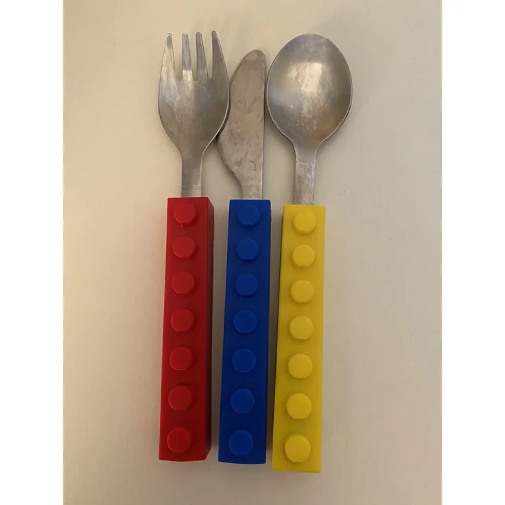 ABC Kindergeschirrset mit ineinandergreifenden Silikongriffen – Bild 1