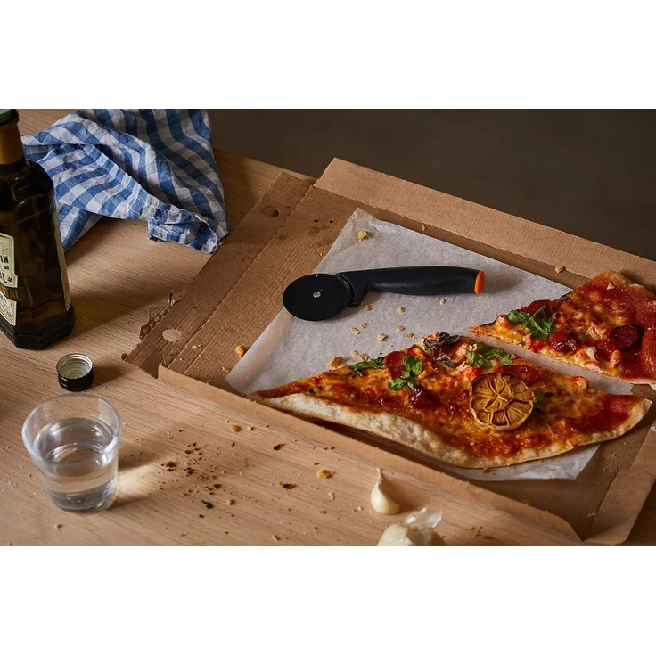 Fiskars Functional Form Pizzaschneider, Pizza Schneider, Pizzaroller, Pizzamesser, Kunststoff, 1019533 – Bild 4