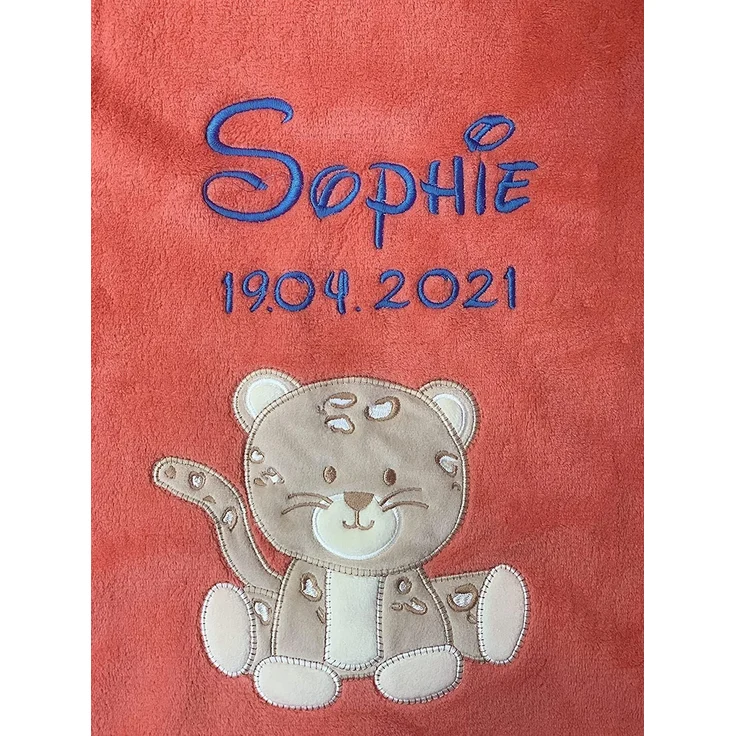 KIDDI-MEDIA Babydecke mit Name und Geburtsdatum Bestickt/kuschelig weich / 1A Qualität (Koralle - Leopard)