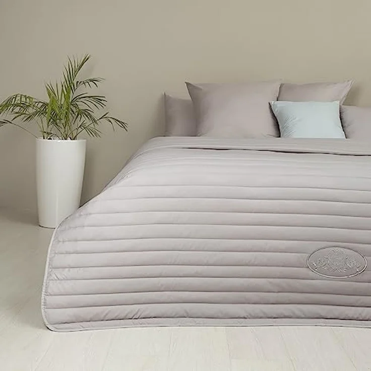 SEI Design Bettüberwurf Wende-Tagesdecke Royal Ambience 240x220 taupe hell/weiß, Wendefunktion – Bild 1