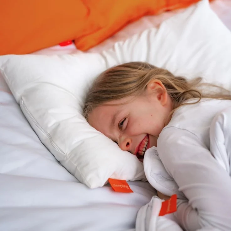 sleepling Kopfkissen Kinderkopfkissen, Füllung: 100% Hohlfaserkugeln, Bezug: Baumwolle, Seitenschläfer, Bauschschläfer, Rückenschläfer, 1x Kopfkissen, für Kinder – Bild 6
