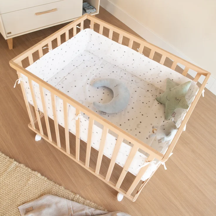 roba Laufgitter 75 x 100 cm mit Laufgittereinlage 'Sternenzauber grau' - Spielgitter inkl. Schutzeinlage und Rollen - Höhenverstellbar & Mobil - Holz natur – Bild 2