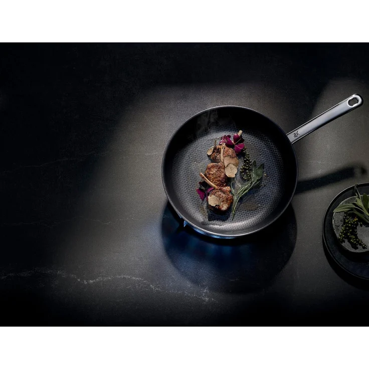 WMF Profi Resist Bratpfanne Induktion 28 cm, Mehrschichtmaterial beschichtet, Wabenstruktur, Edelstahlgriff, backofenfest – Bild 13