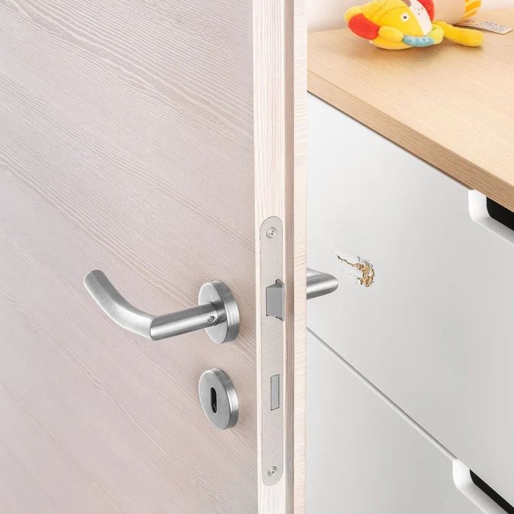 reer HandleGuard Türgriffschutz, 2er Set, Türklinkenabdeckung, Türgriff Schutz, Abdeckung, Kinder Sicherung, Grau, 70071 – Bild 3