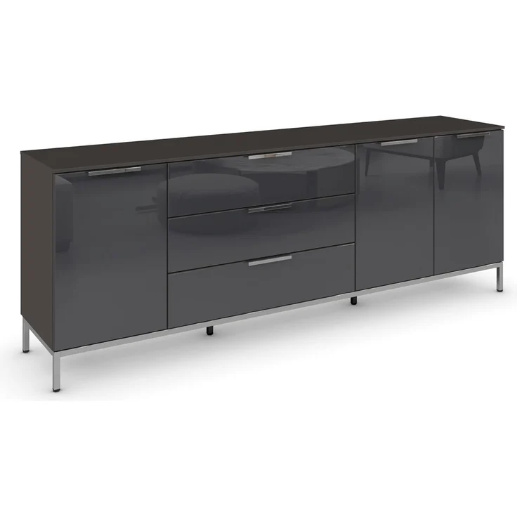 Rauch Möbel Flipp, Nachttisch für Schlafzimmer, Flur, Garderobe, 3-türig, 3 Schubladen, mit Softclose-Funktion, Griffe und Metallkufe Chrom, Farbe Glas Basalt, Schwarz, Breite 199 cm