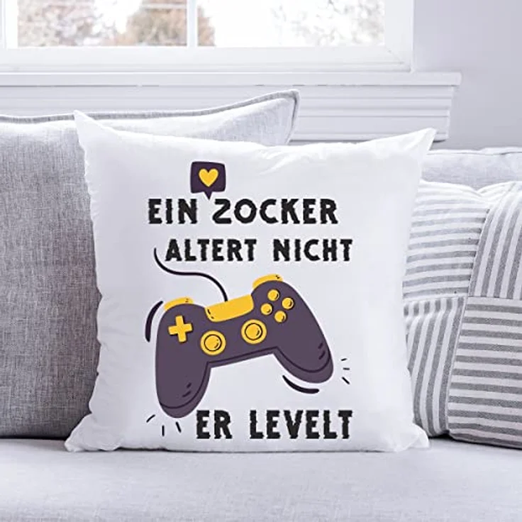GRAVURZEILE Zierkissen mit Spruch - Ein Zocker altert nicht er levelt - Lustiges Geschenk -, starke Farben ohne verblassen, Maschinenwäsche geeignet - mit Füllung – Bild 3