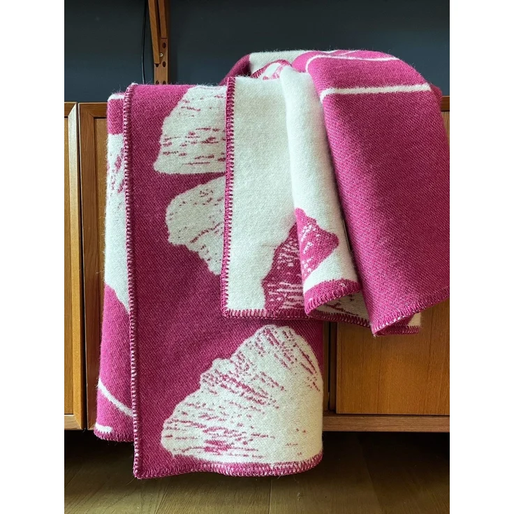 WoolOnly Wendedecke Wolldecke Plaid aus Norwegischer Wolle 130x200 cm (Ginkgo Himbeeren Magenta) – Bild 8