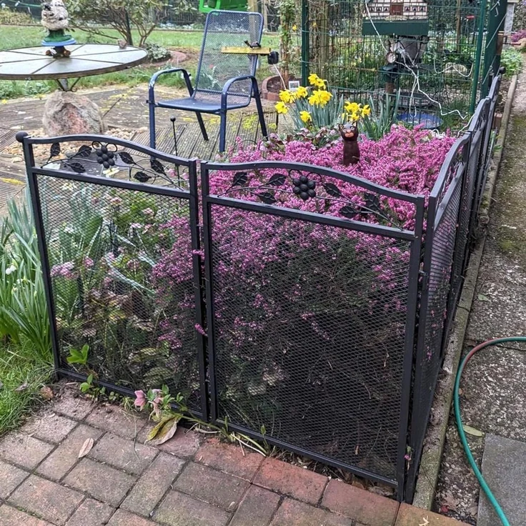 FATIVO Teichzaun Gartenzaun 5 Stck Steckzaun Metall Zaunelemente Dekozaun Gitterzaun Zaun Gerade Teichzaun HundezaunGehege Stabil 110x60 cm Schwarz Metall – Bild 4